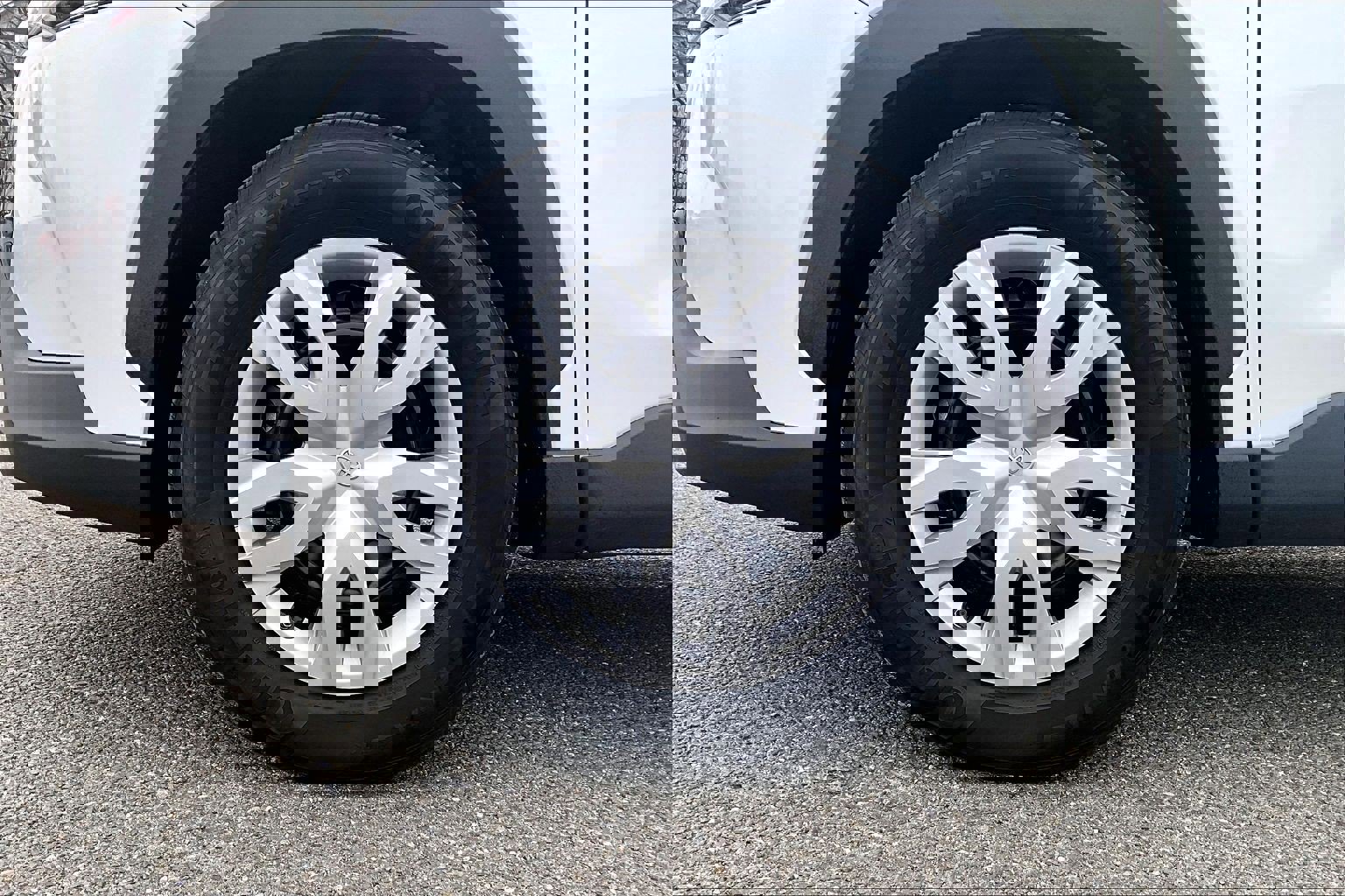 Used 2024 Toyota Corolla Cross L image 8