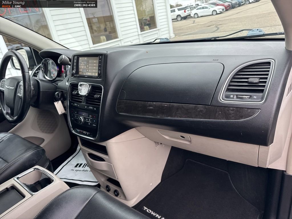 Used 2013 Chrysler Town & Country Touring image 44