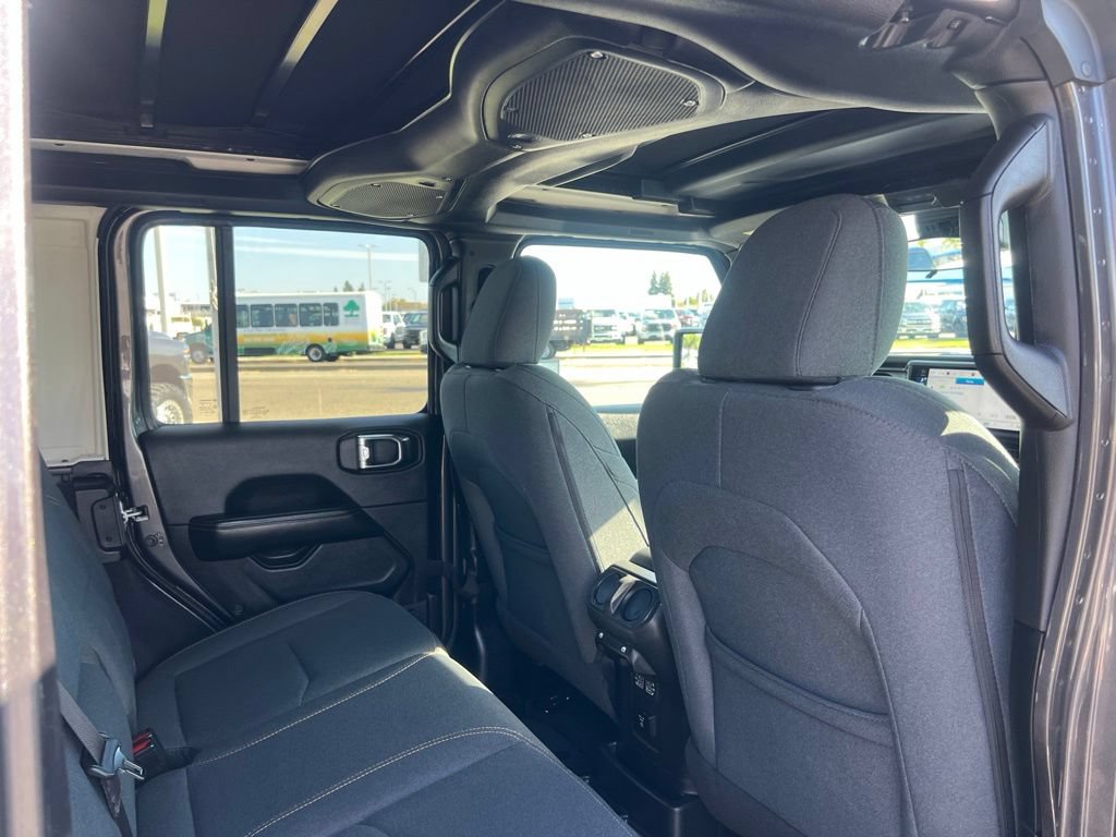 Used 2025 Jeep Wrangler Unlimited Sahara w/ Safety Group AWD/4WD image 32