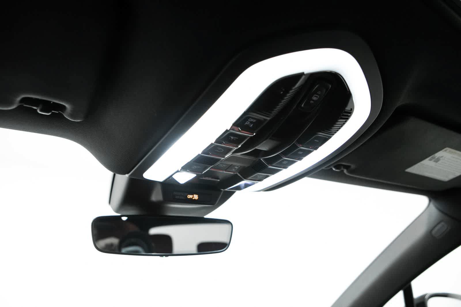 Certified 2022 Porsche Macan AWD/4WD image 28