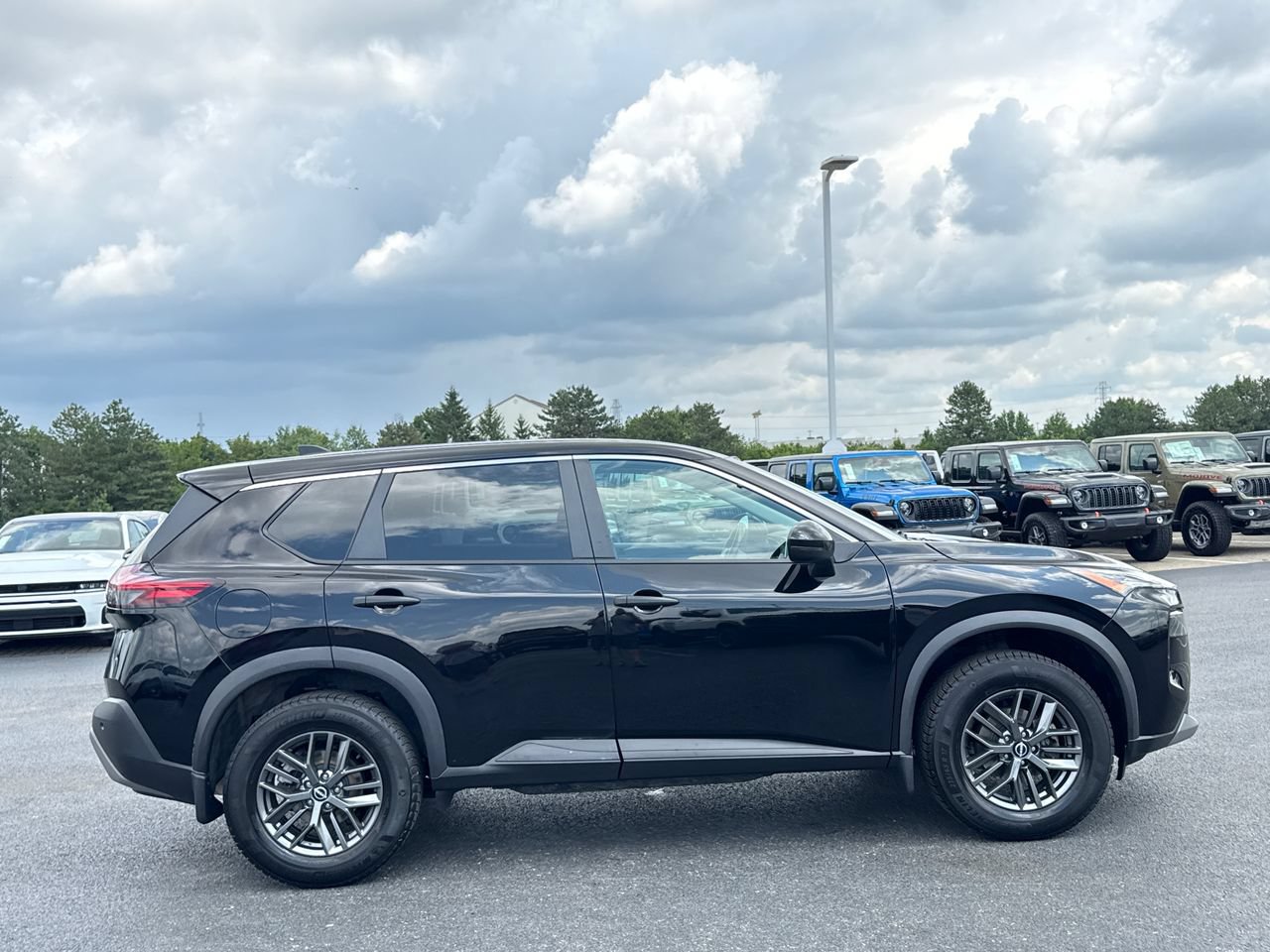 Used 2022 Nissan Rogue S FWD image 2
