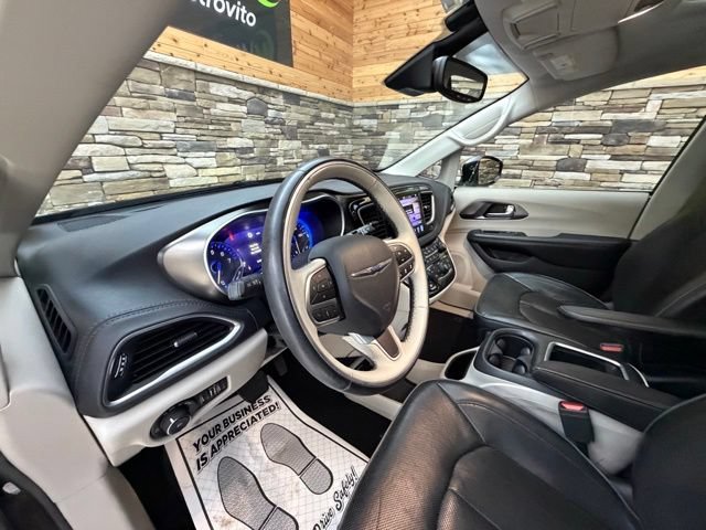 Used 2017 Chrysler Pacifica Limited w/ UConnect Theater Package FWD image 12