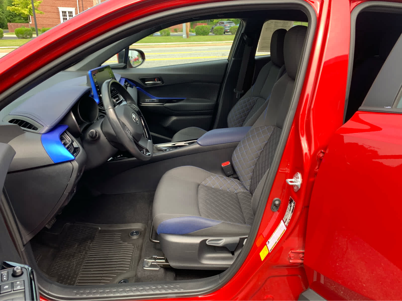 Used 2022 Toyota C-HR XLE FWD image 11