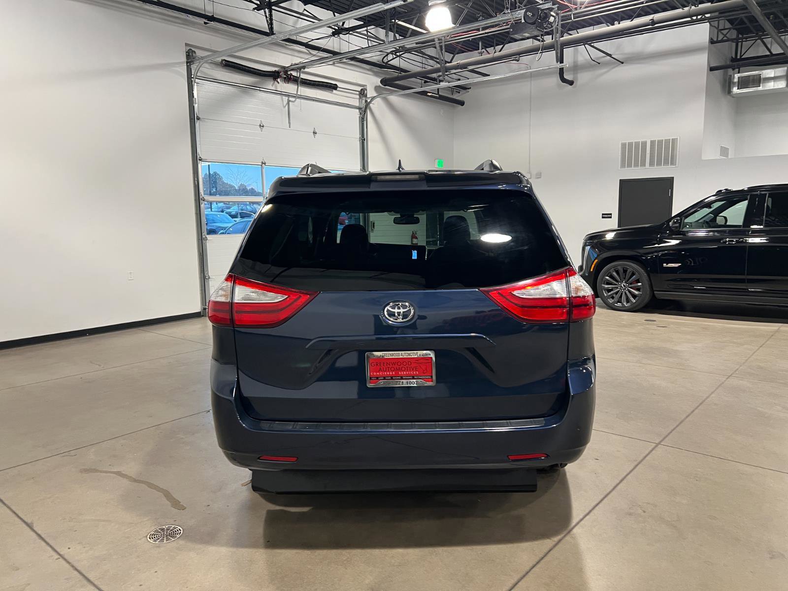 Used 2018 Toyota Sienna XLE w/ XLE Navigation Package image 4