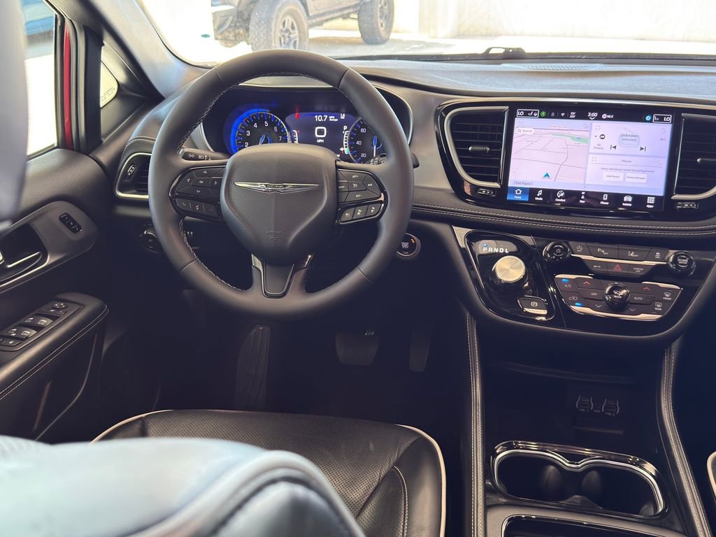 Used 2025 Chrysler Pacifica Limited image 24