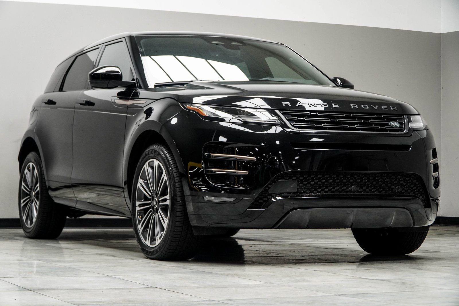Used 2024 Land Rover Range Rover Evoque Dynamic SE AWD/4WD image 4