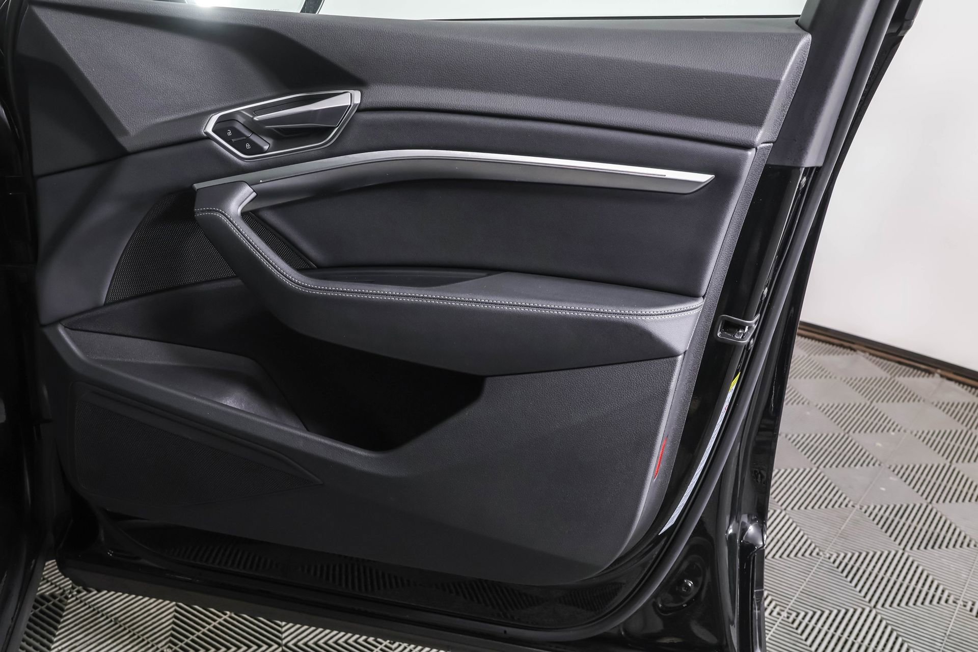 Used 2023 Audi e-tron Premium image 50