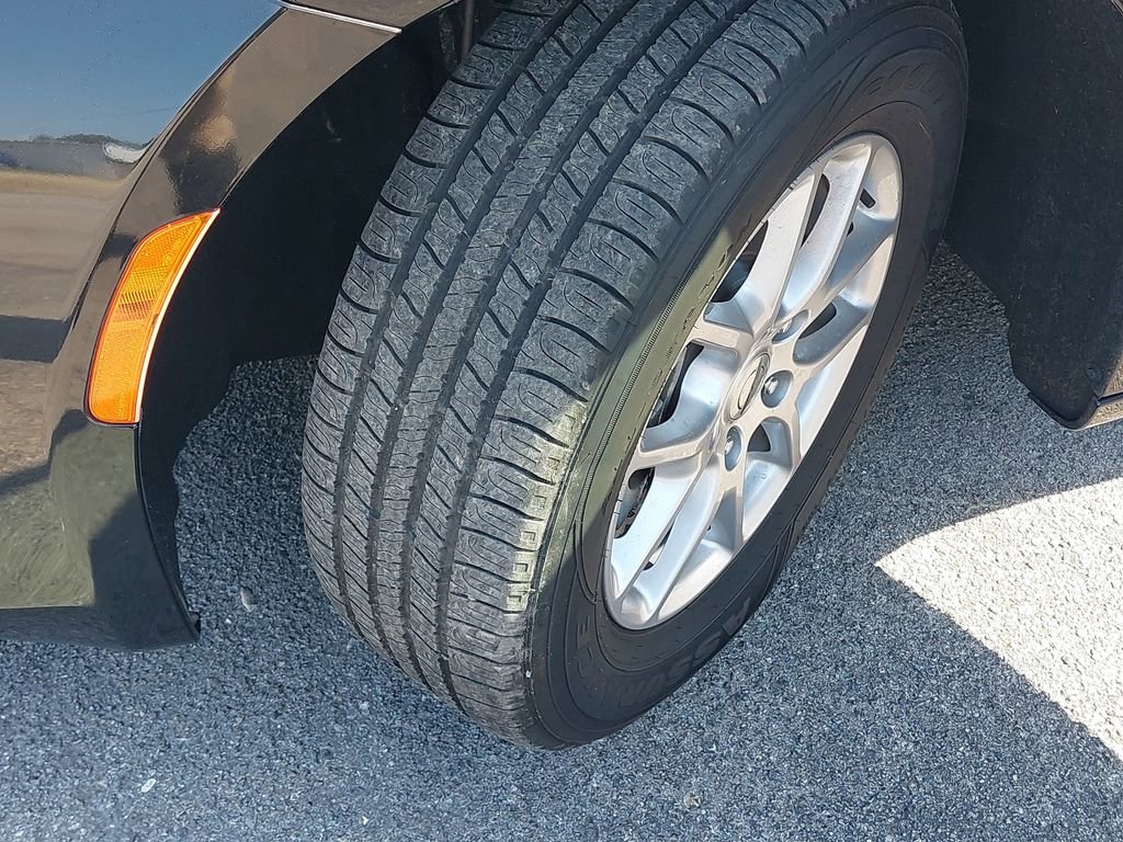 Used 2023 Chrysler Voyager LX image 27