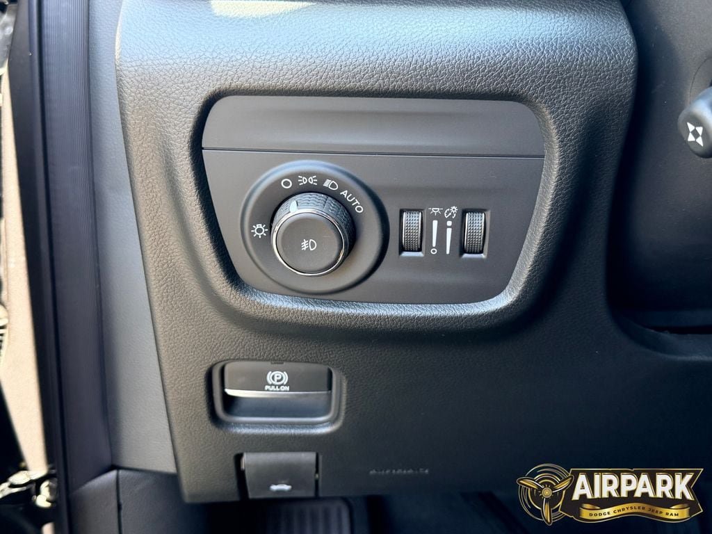 New 2026 Jeep Grand Cherokee Limited w/ Luxury Tech Group II AWD/4WD image 19