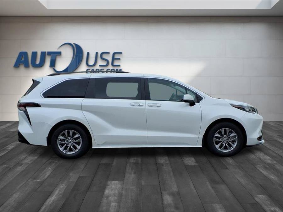 Used 2024 Toyota Sienna XLE w/ XLE Plus Package AWD/4WD image 11