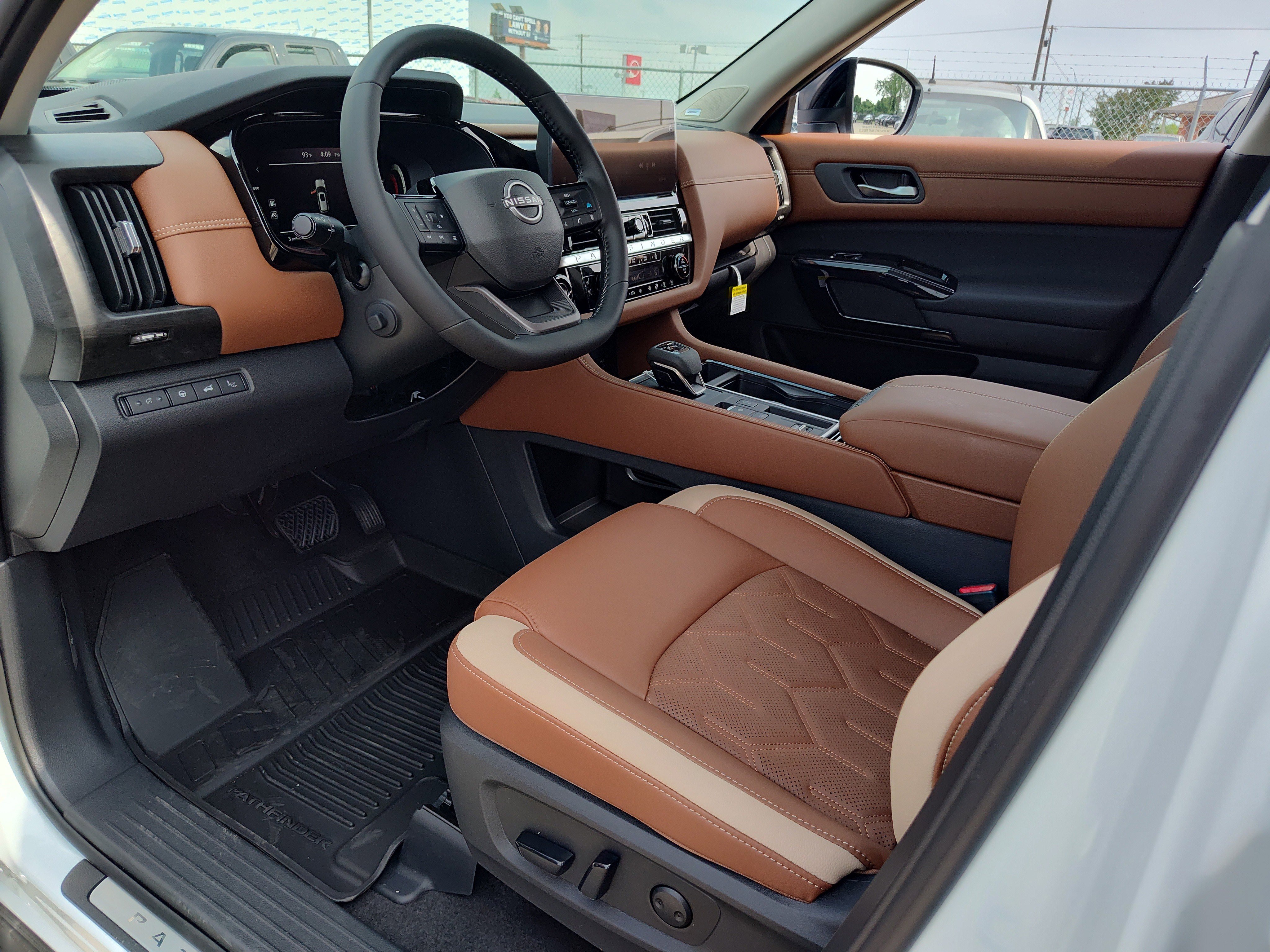 New 2026 Nissan Pathfinder Platinum FWD image 2