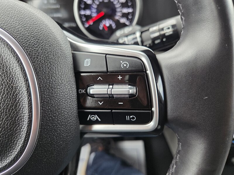 Used 2024 Kia Carnival LX FWD image 16