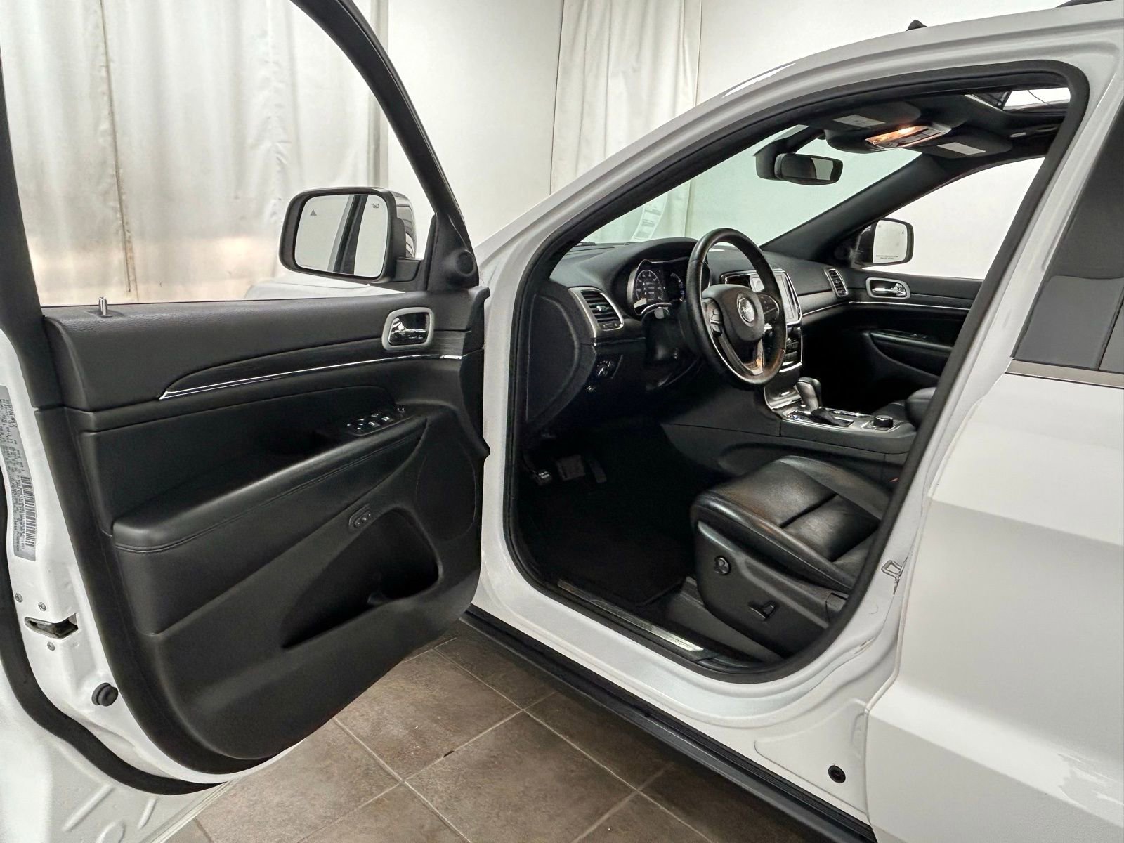 Used 2020 Jeep Grand Cherokee Limited w/ Luxury Group II image 25