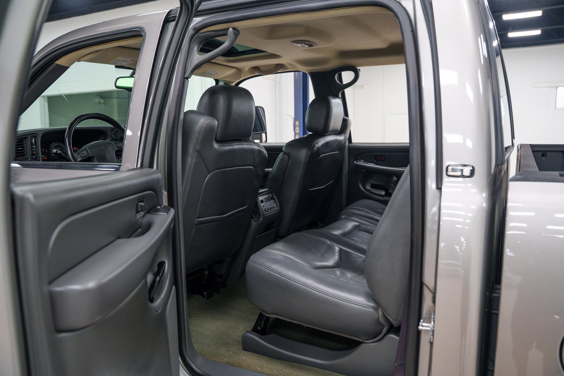 Used 2007 Chevrolet Silverado 2500 LT w/ Heavy-Duty Power Package AWD/4WD image 36