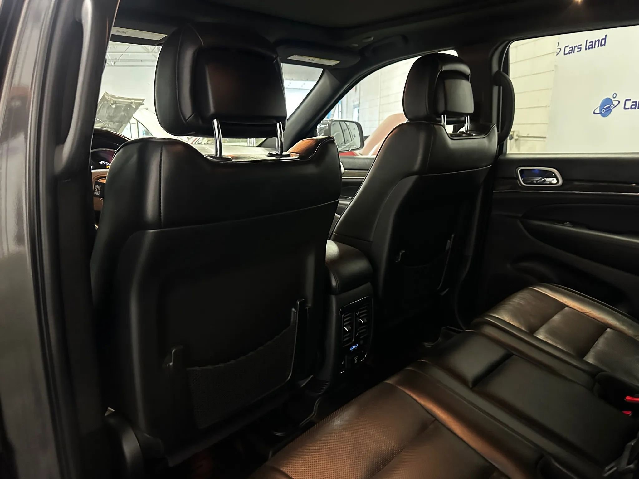 Used 2018 Jeep Grand Cherokee Overland image 12