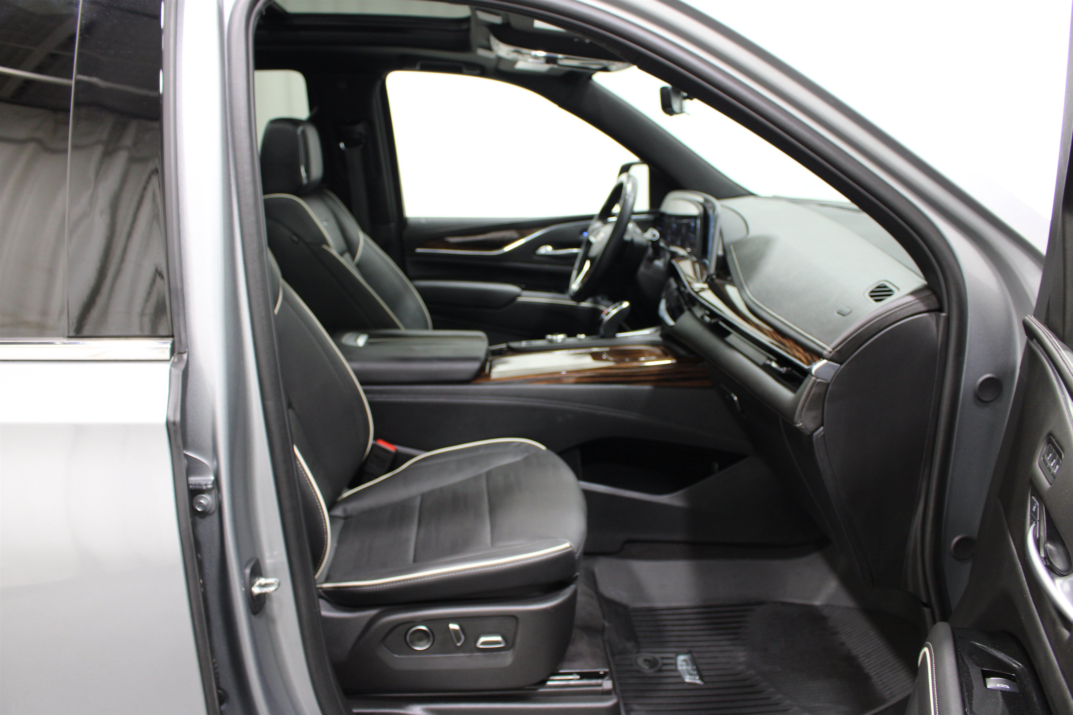 Certified 2024 Cadillac Escalade Premium Luxury w/ Performance Package AWD/4WD image 28