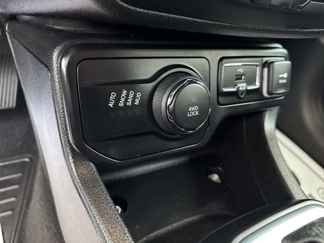 Used 2019 Jeep Renegade Latitude w/ Cold Weather Group image 17
