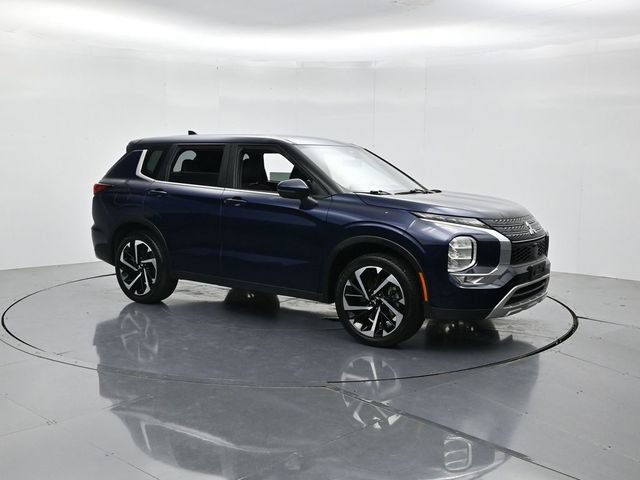 Used 2023 Mitsubishi Outlander SE FWD image 3