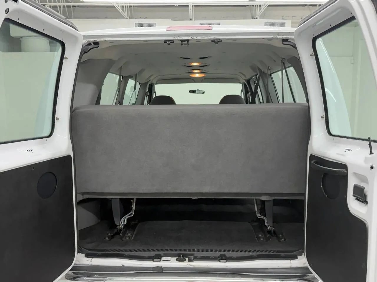 Used 2003 Ford E-350 and Econoline 350 XL RWD image 34