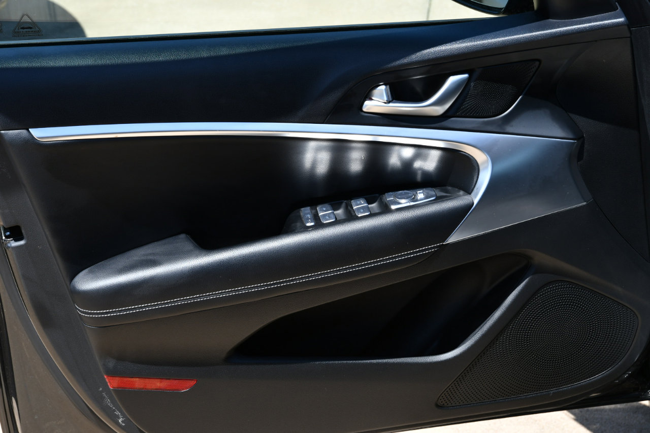 Used 2025 Genesis G70 2.5T image 6