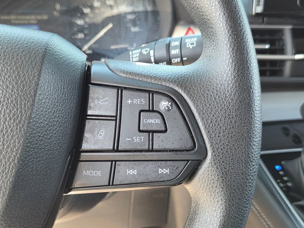 Used 2025 Toyota Sienna LE image 25