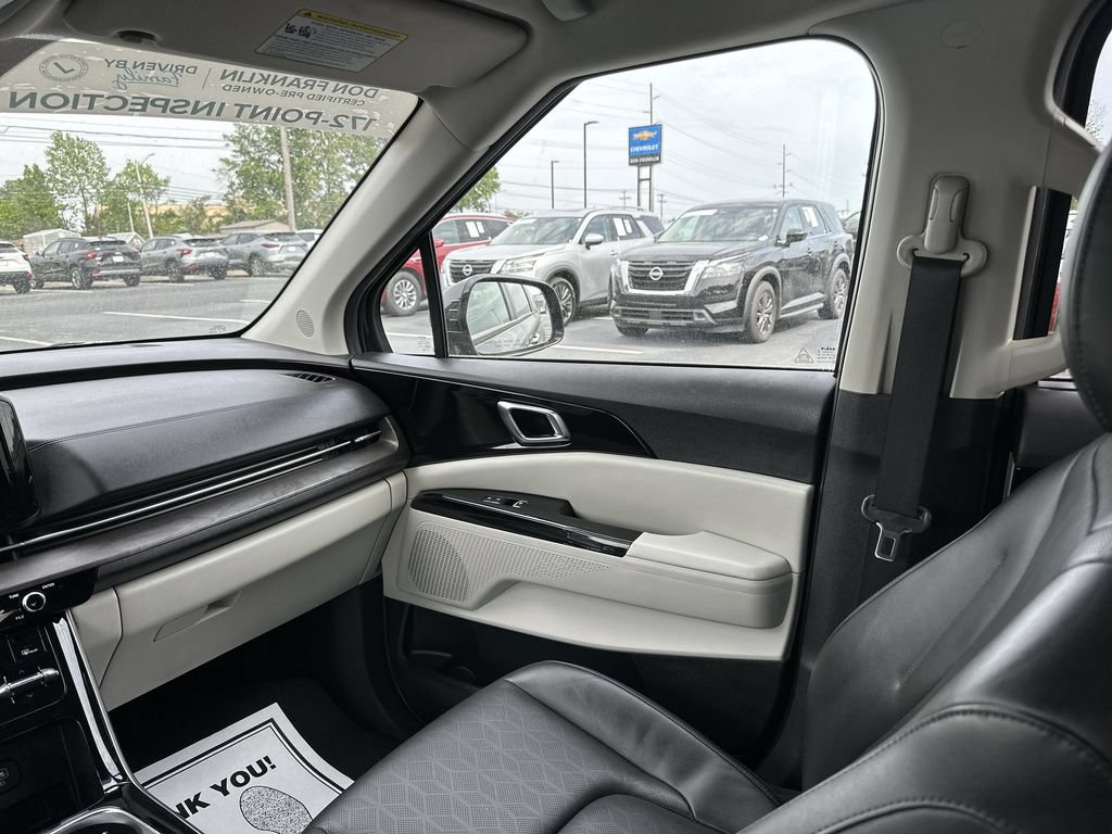 Used 2024 Kia Carnival EX FWD image 11