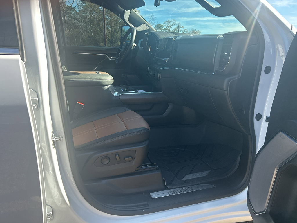 Used 2025 Chevrolet Silverado 3500 High Country w/ High Country Premium Package image 18