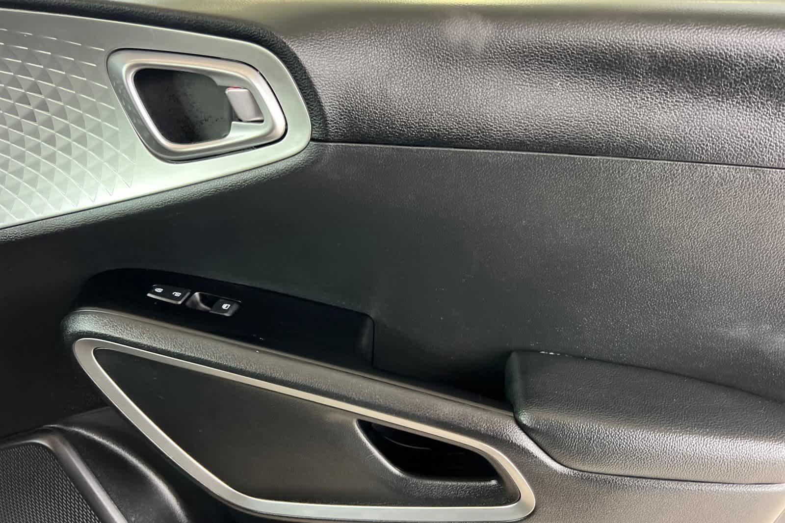 Used 2025 Kia Soul LX w/ LX Technology Package FWD image 18