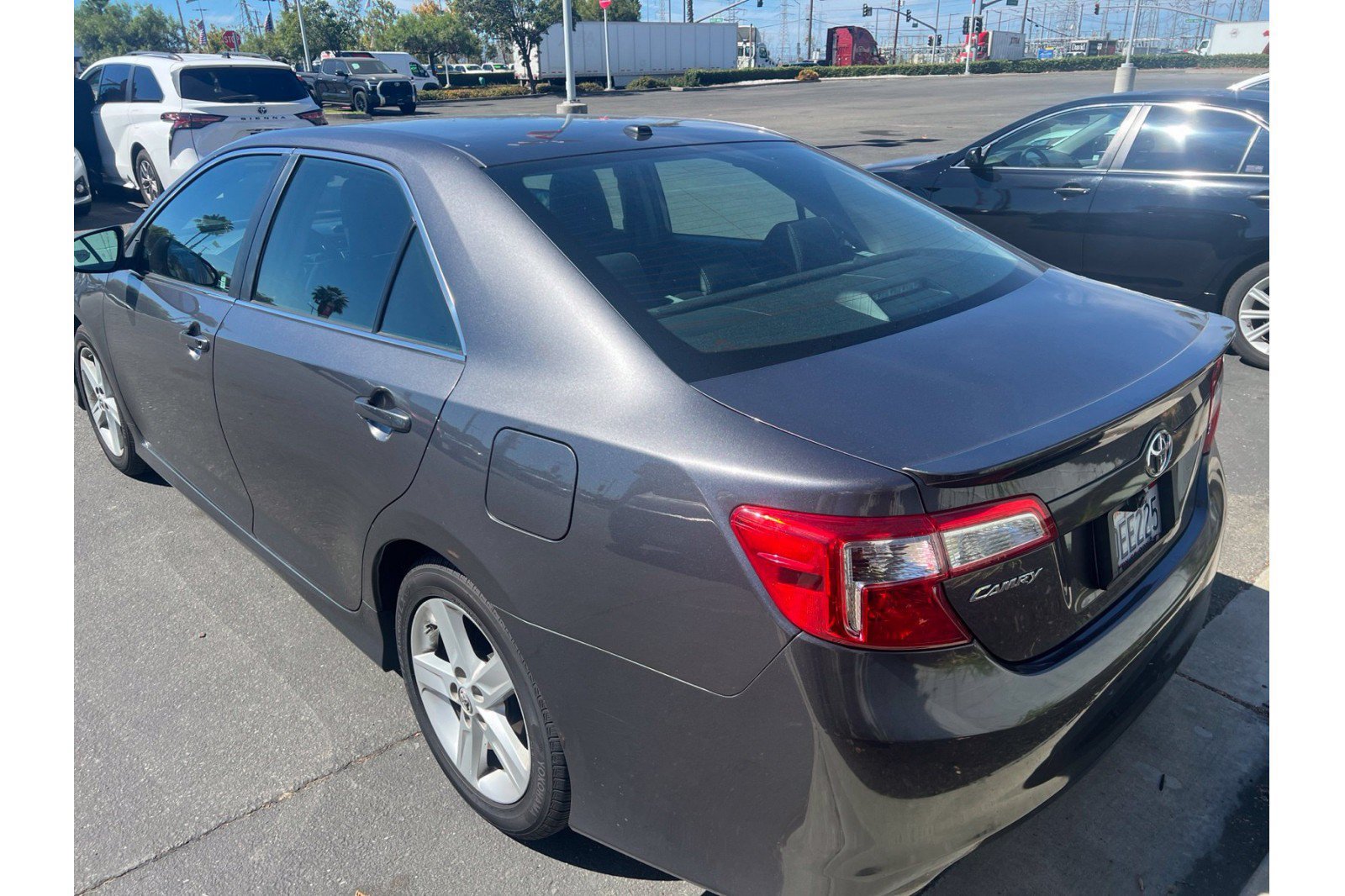 Used 2014 Toyota Camry SE FWD image 4