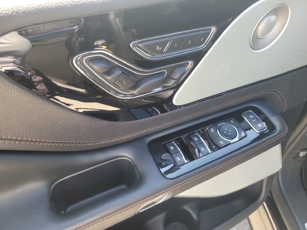 Certified 2025 Lincoln Aviator Black Label AWD/4WD image 17