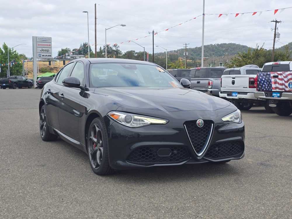 Used 2020 Alfa Romeo Giulia Ti Sport w/ Quick Order Package 22S Sport AWD/4WD image 11