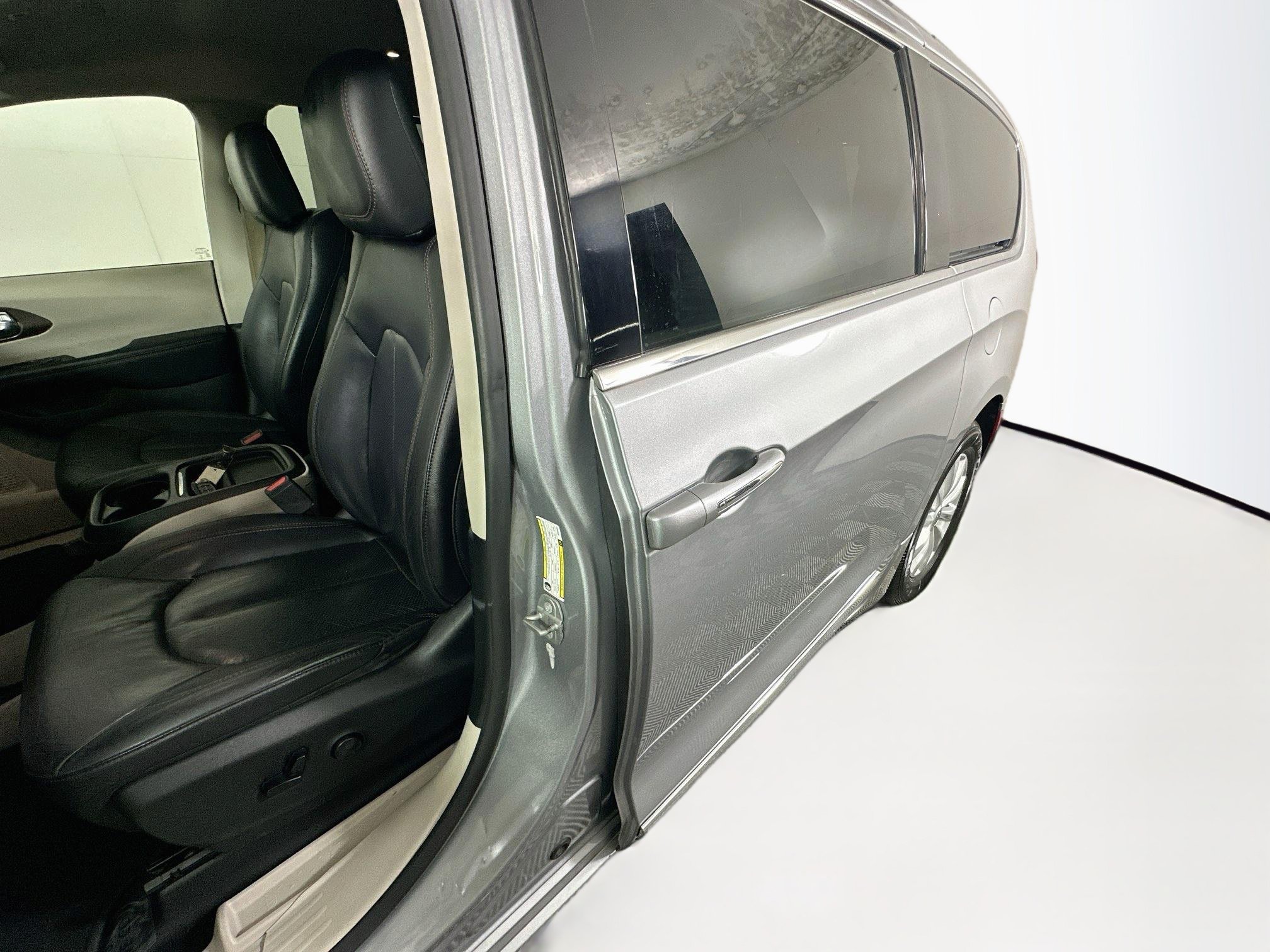 Used 2019 Chrysler Pacifica Touring-L FWD image 12
