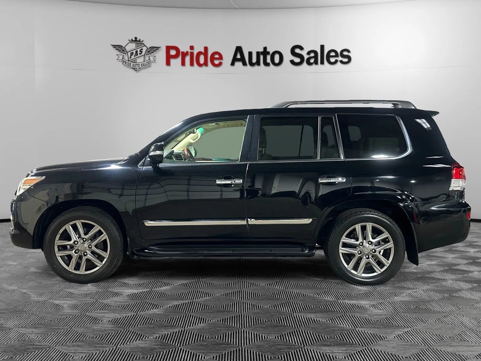 Used 2015 Lexus LX 570 4WD w/ Luxury Package image 4