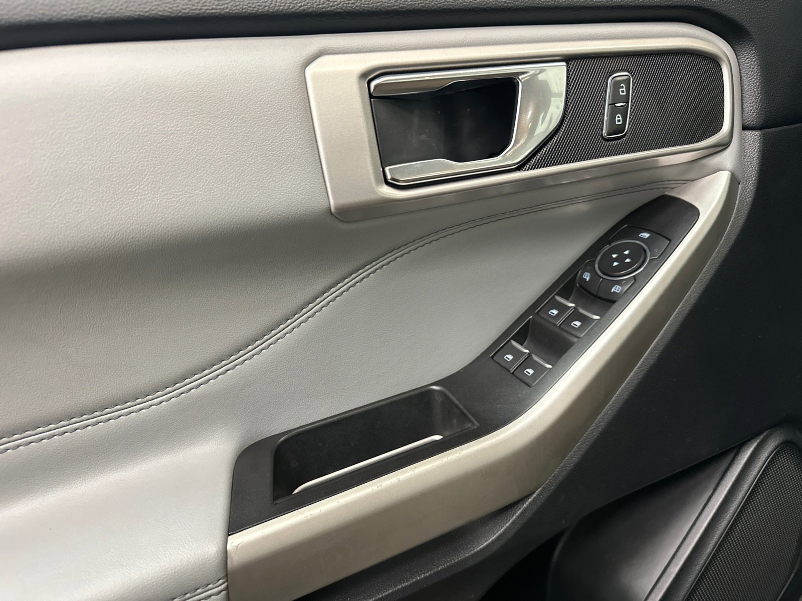 Used 2022 Ford Explorer XLT w/ Equipment Group 202A image 38