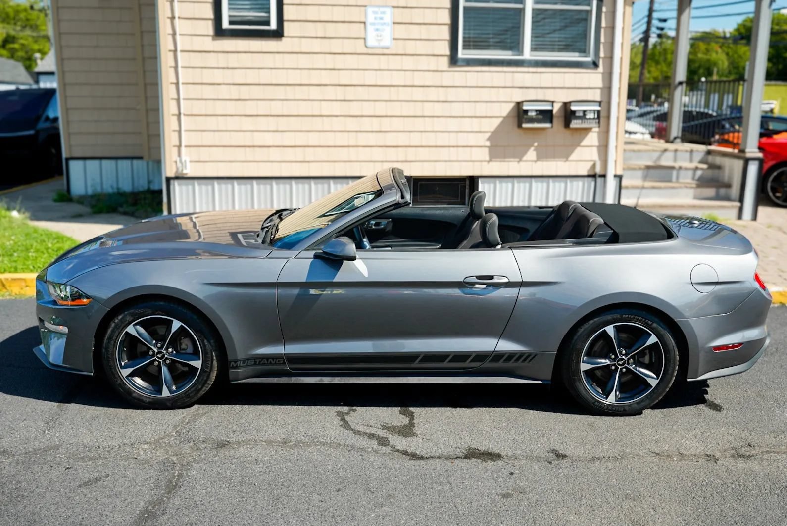Used 2021 Ford Mustang Convertible RWD image 8