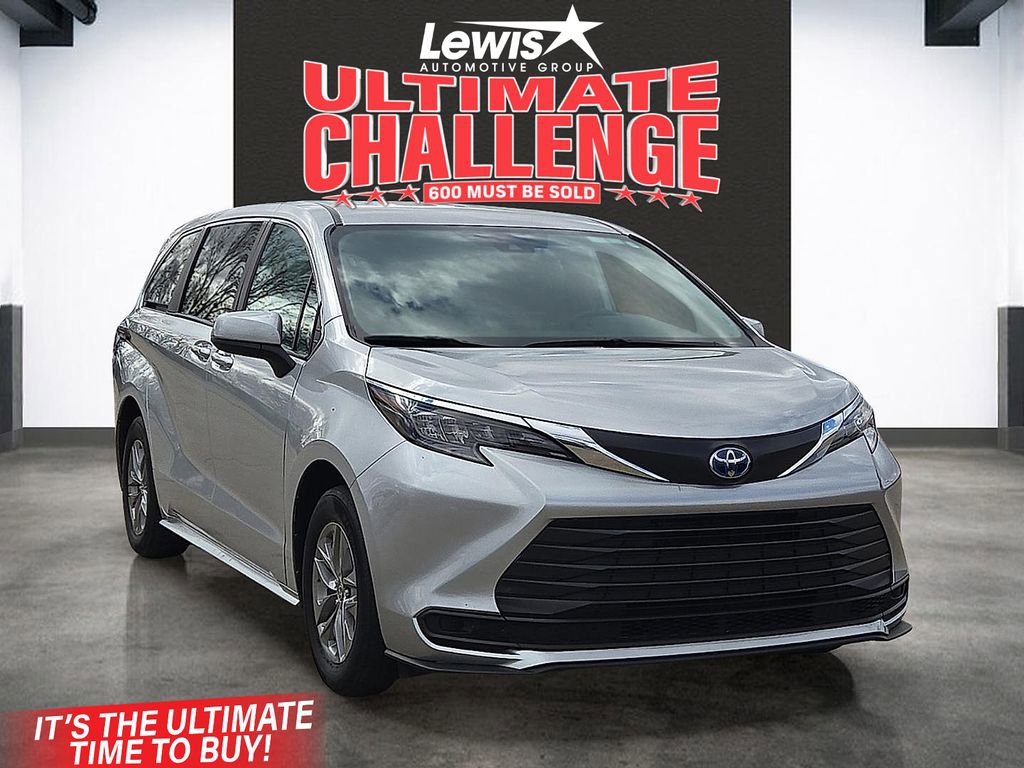 Used 2025 Toyota Sienna LE image 6