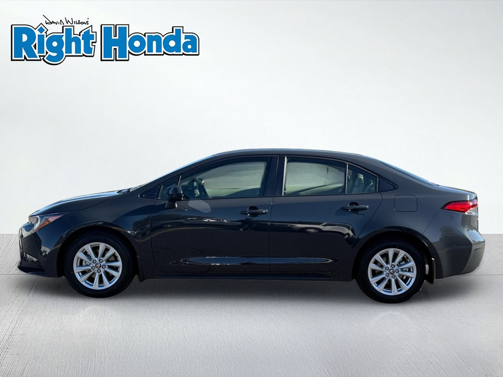 Used 2027 Toyota Corolla LE w/ LE Premium Package FWD image 3