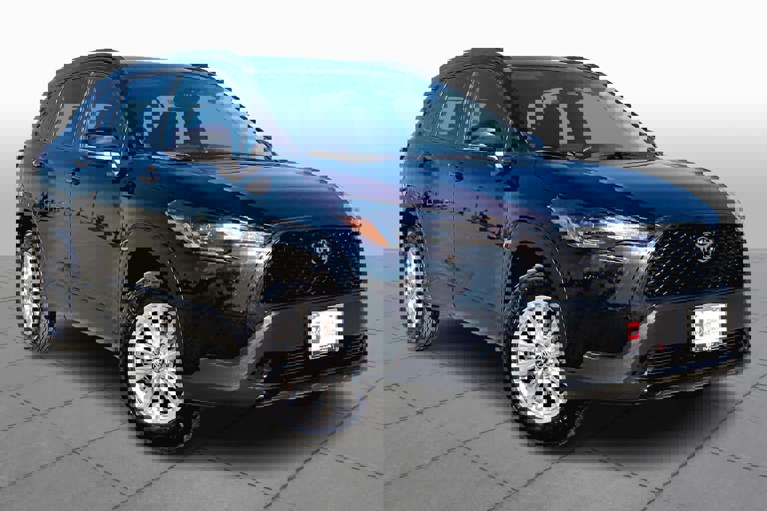 Used 2025 Toyota Corolla Cross LE image 2