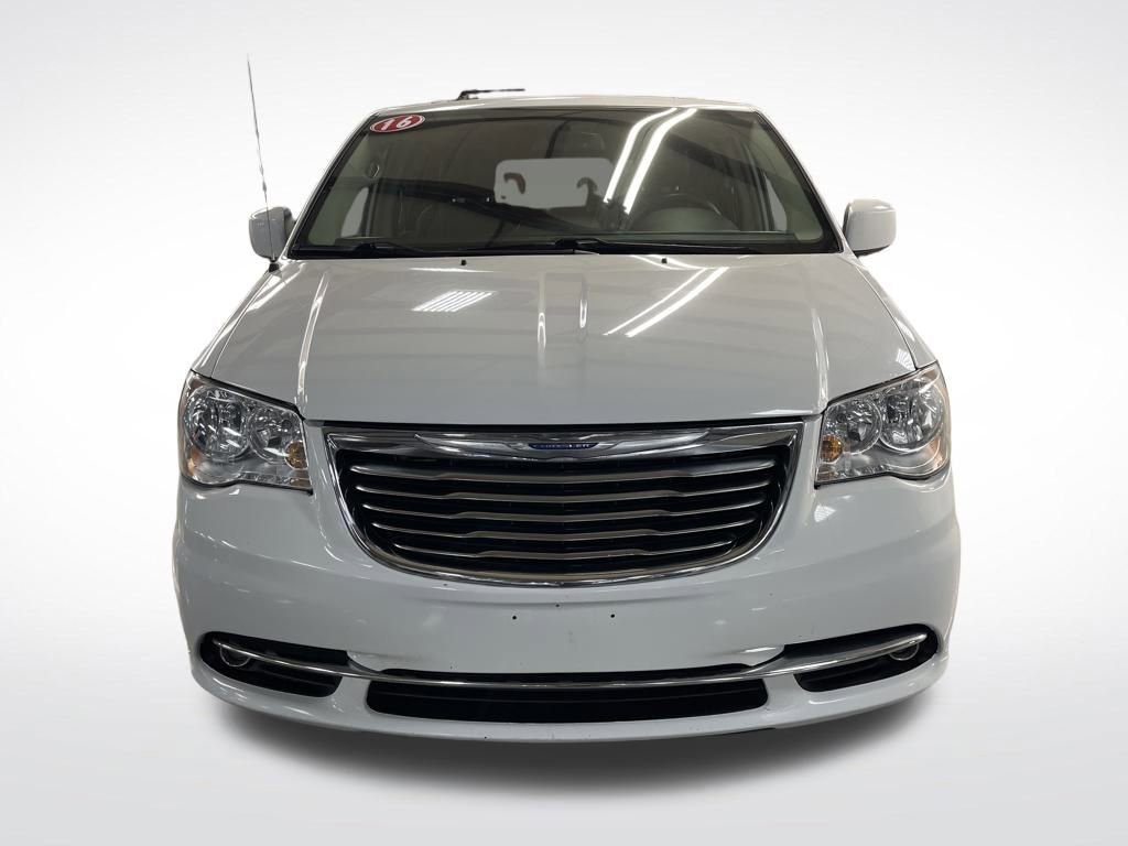 Used 2016 Chrysler Town & Country Touring image 9