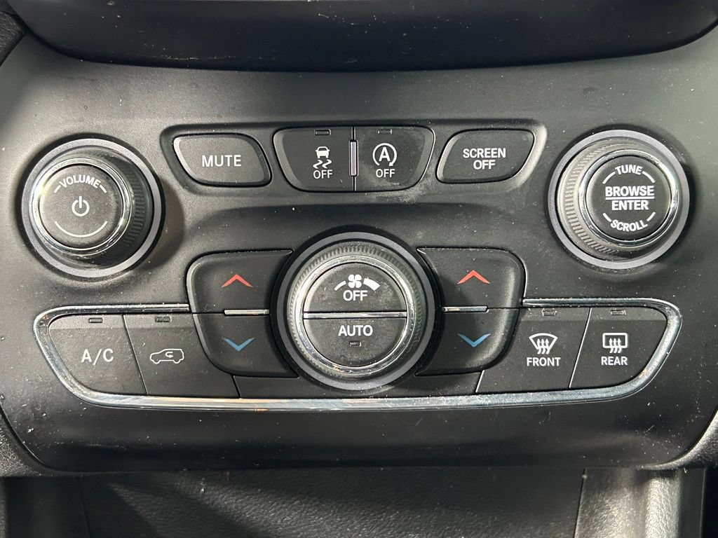 Used 2019 Jeep Cherokee Limited AWD/4WD image 20