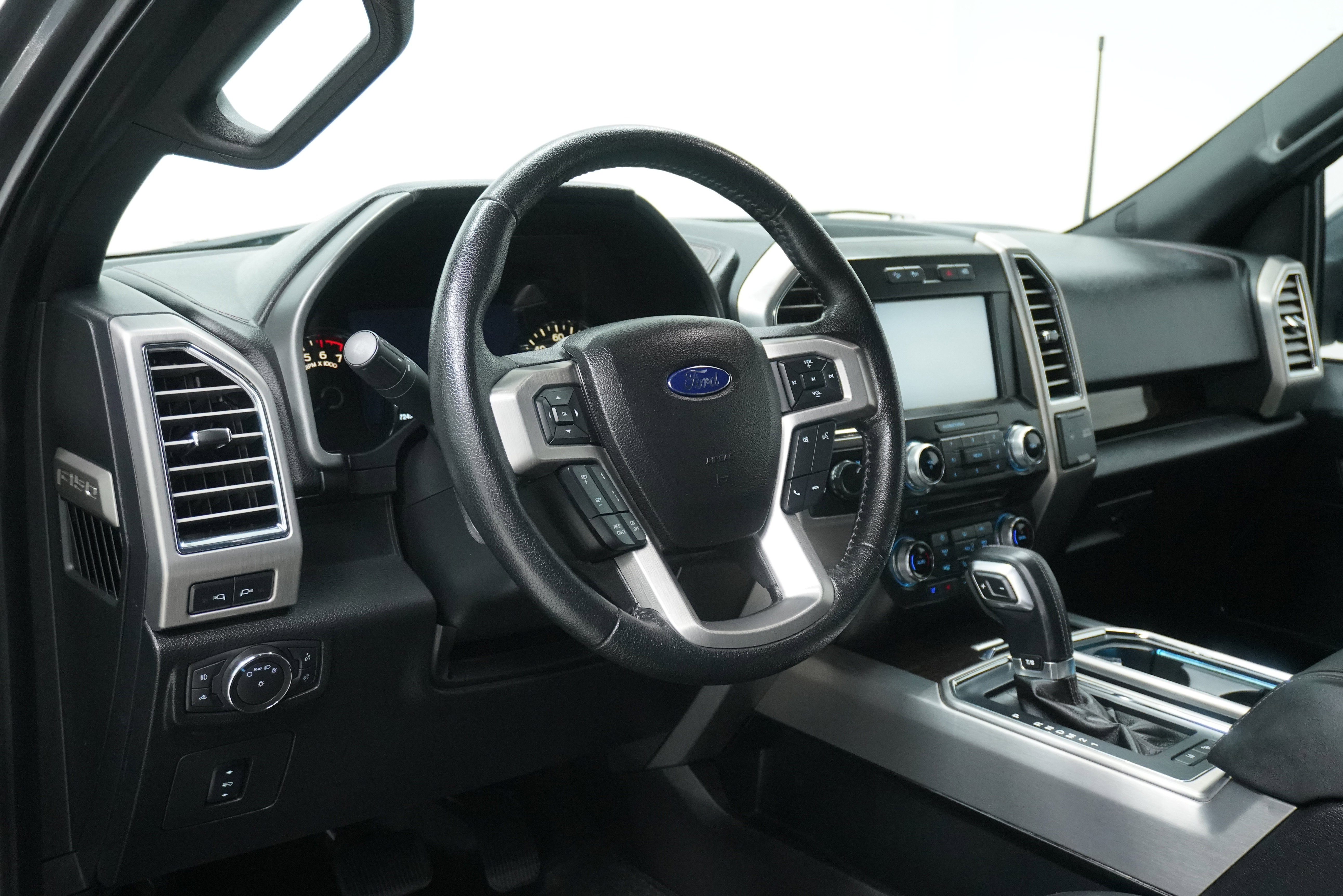 Used 2015 Ford F150 Platinum w/ Equipment Group 701A Luxury AWD/4WD image 12