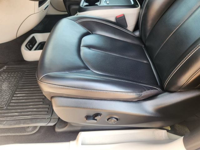 Used 2023 Chrysler Pacifica Touring-L FWD image 27