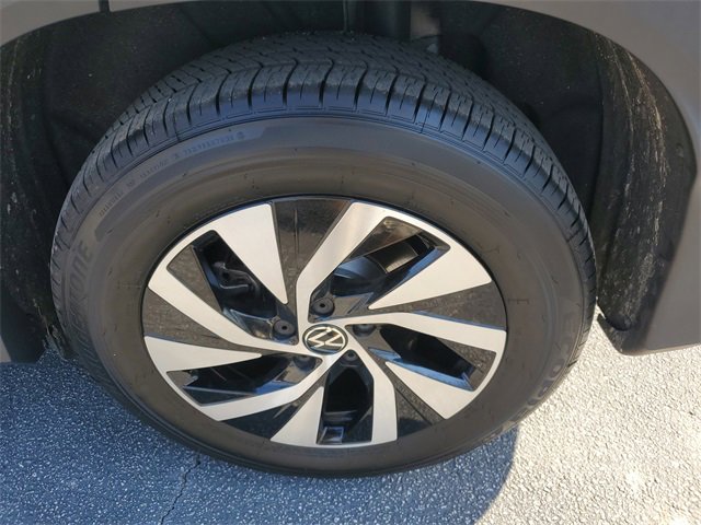 Certified 2025 Volkswagen Tiguan S image 9