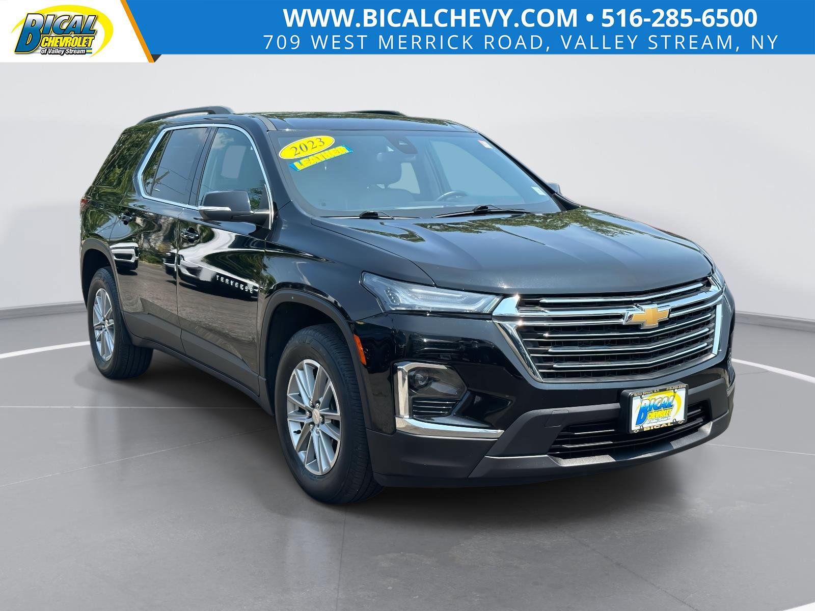 Used 2023 Chevrolet Traverse LT image 1