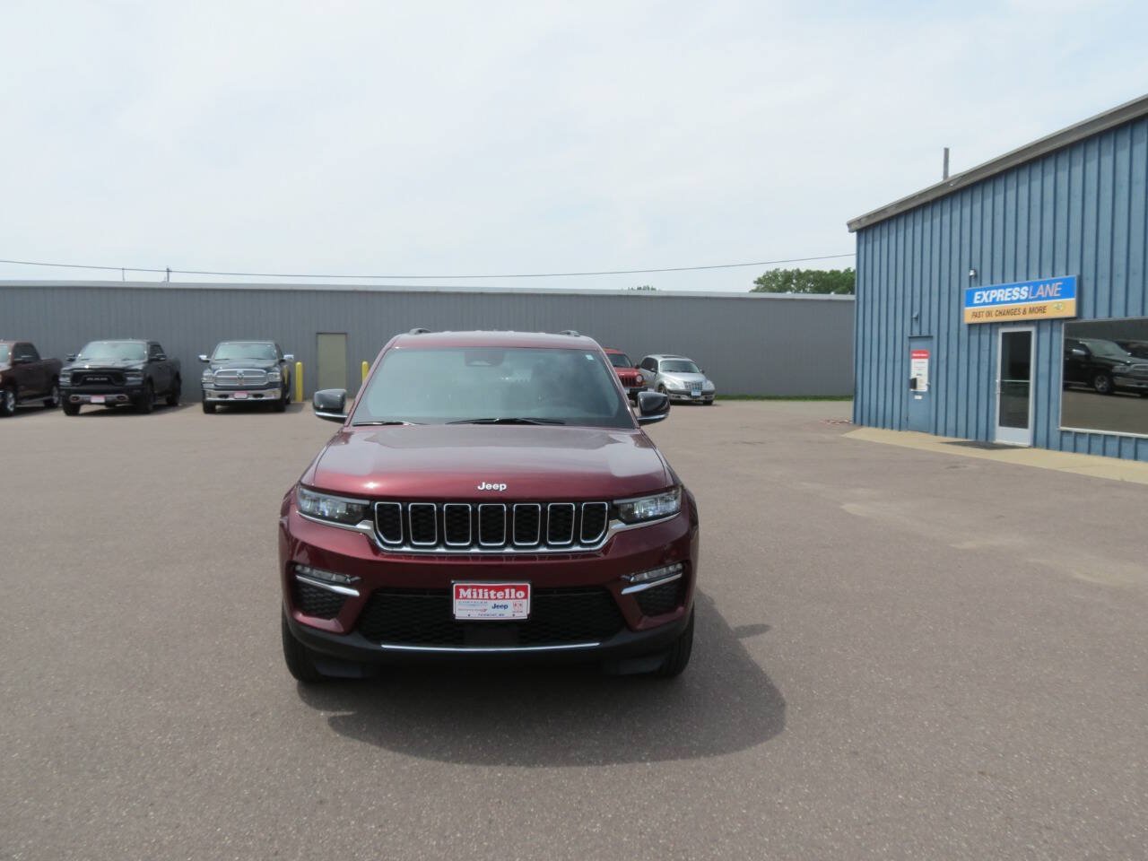 Used 2025 Jeep Grand Cherokee Limited w/ Trailer Tow Package AWD/4WD image 3