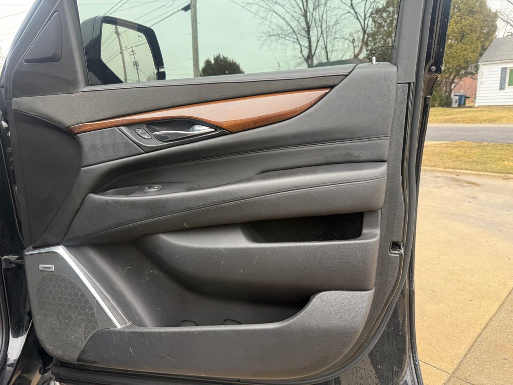 Used 2020 Cadillac Escalade Luxury w/ Escalade Sport Edition image 26