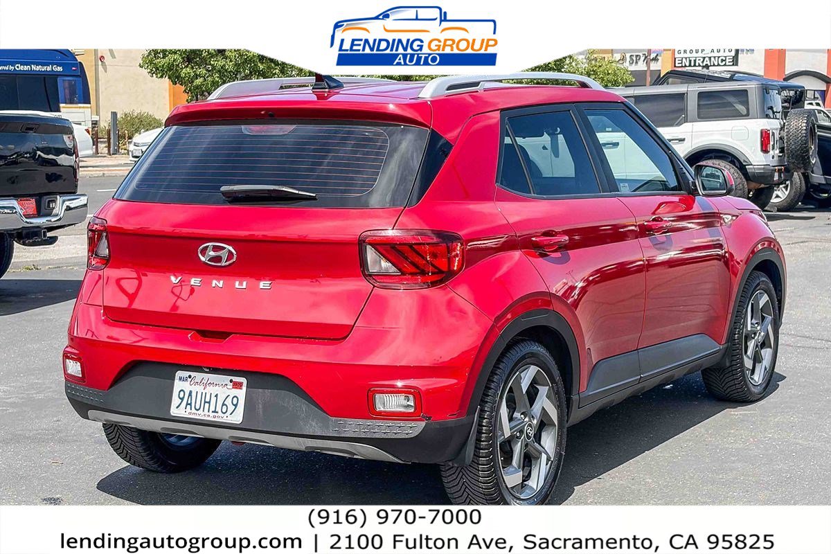 Used 2022 Hyundai Venue SEL FWD image 4