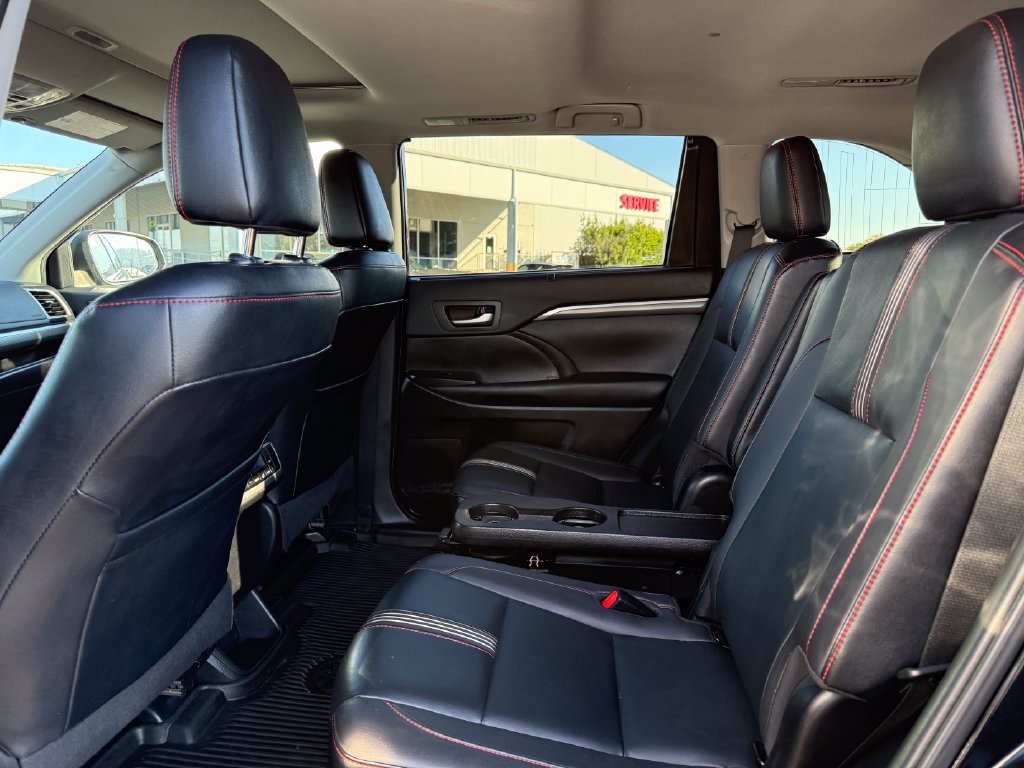 Used 2019 Toyota Highlander SE AWD/4WD image 16