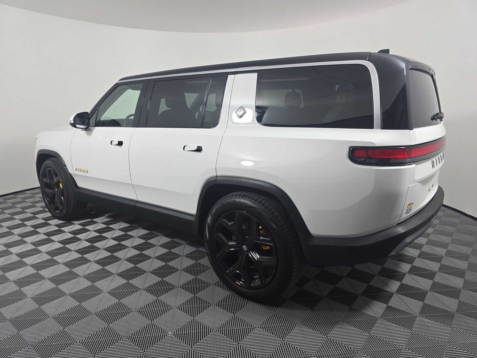 Used 2024 Rivian R1S Adventure AWD/4WD image 3