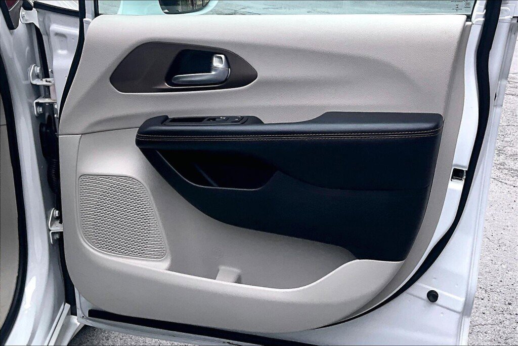 Used 2017 Chrysler Pacifica Touring-L FWD image 13